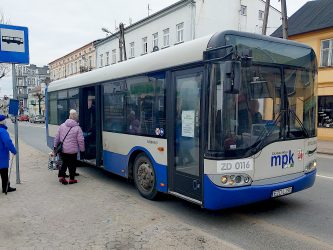Pasażerowie wsiadają do autobusu